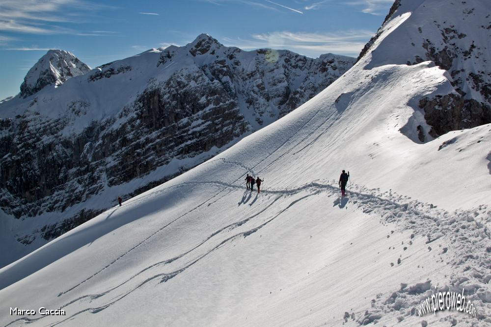 42_Gli amici incontrati sul Pizzo di Petto si incamminano verso il Vigna Vaga.JPG